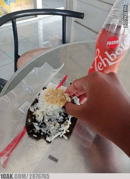 potret kocak warga +62 saat makan onigiri ini bikin ngakak